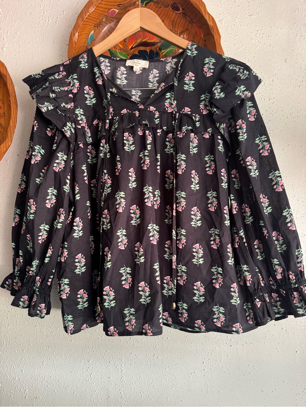 entro Black Floral Ruffle-Trim Blouse with Pink & Green Print Size Large